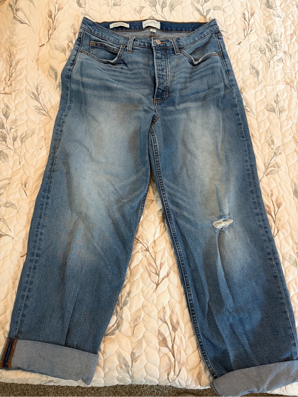 Universal Thread Light Blue Straight Leg Jeans with Subtle Knee Rip